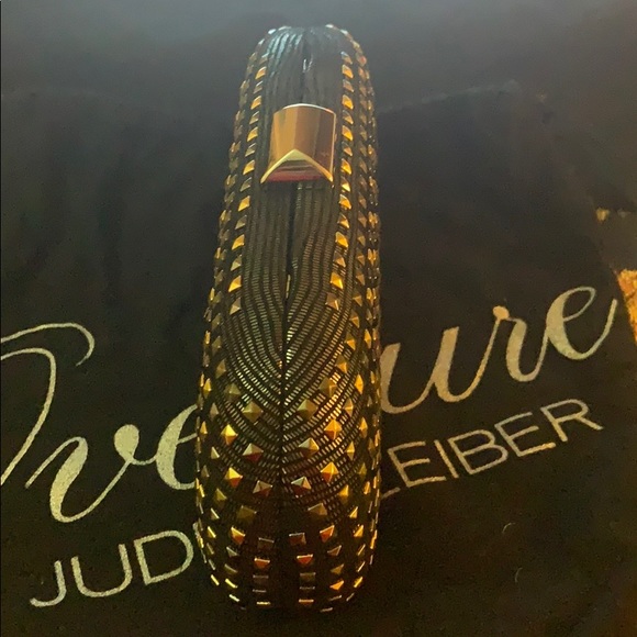 Overtire Judith Leiber